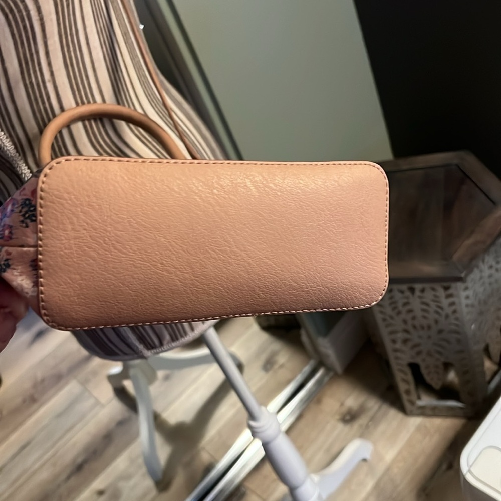 1 hour sale. Like new, Lauren Conrad, floral crossbody purse - Picture 5 of 9
